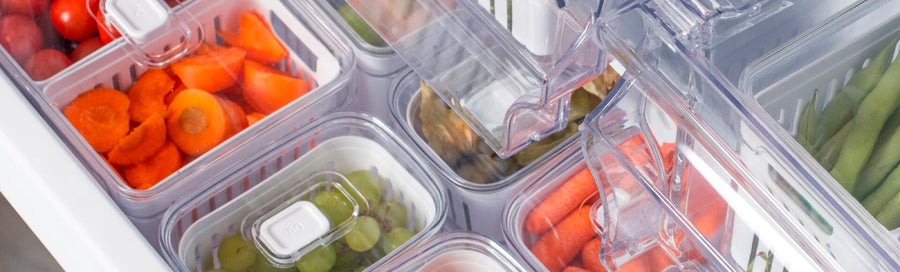 Gaveta de geladeira com organizadores transparentes e alimentos separados