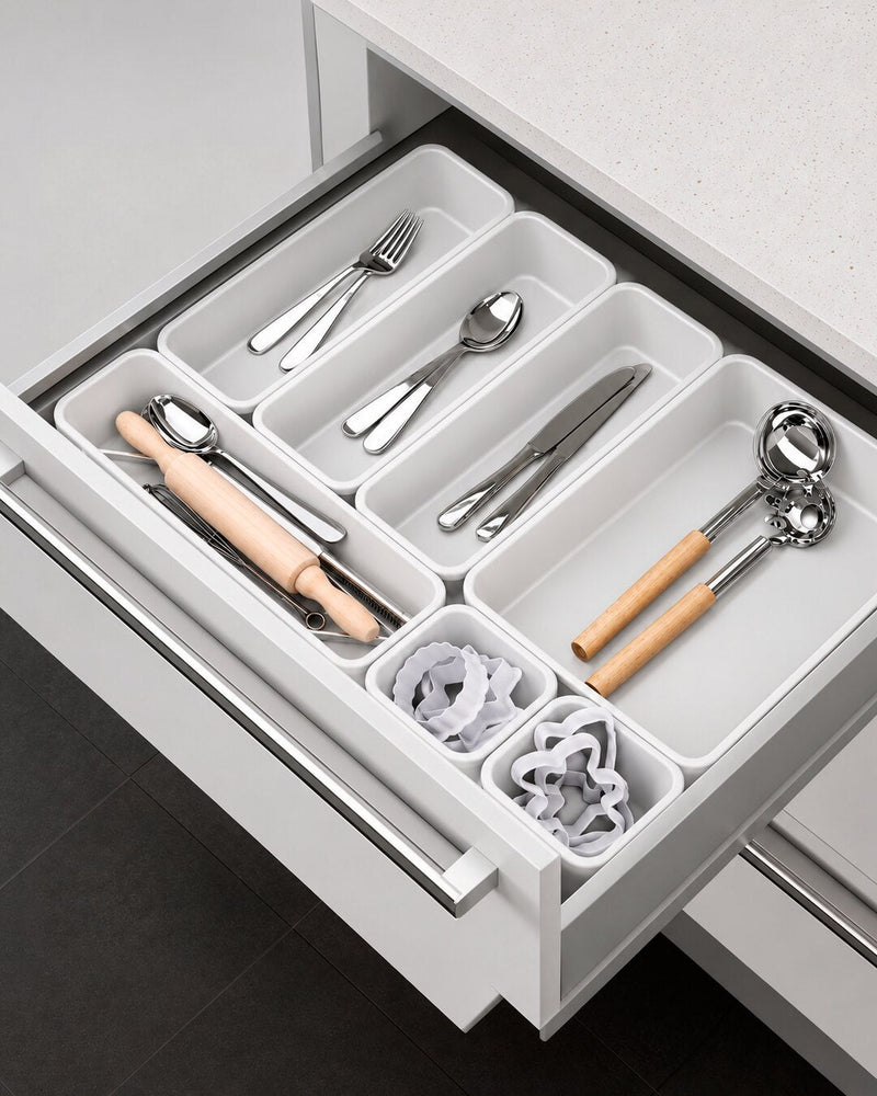 Gaveta com divisórias modulares e talheres organizados