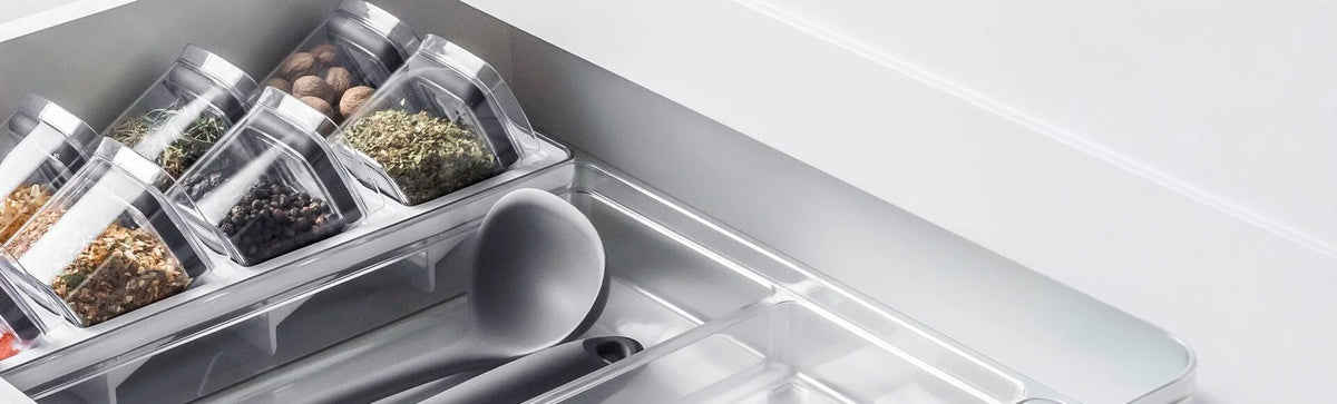 Gaveta de cozinha com porta temperos e organizador de utensílios