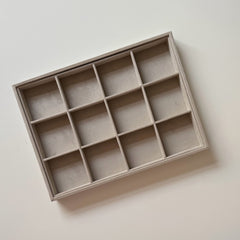 Bandeja G Jóias 38x28x3,5cm 12 nichos acrílico Forrada Veludo Acessórios