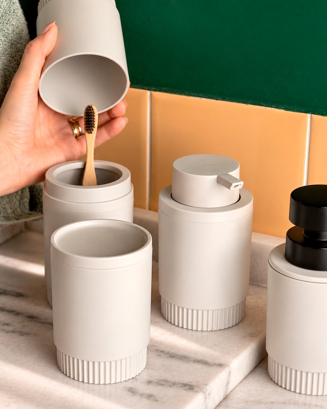 Dispensers e porta-escova no banheiro