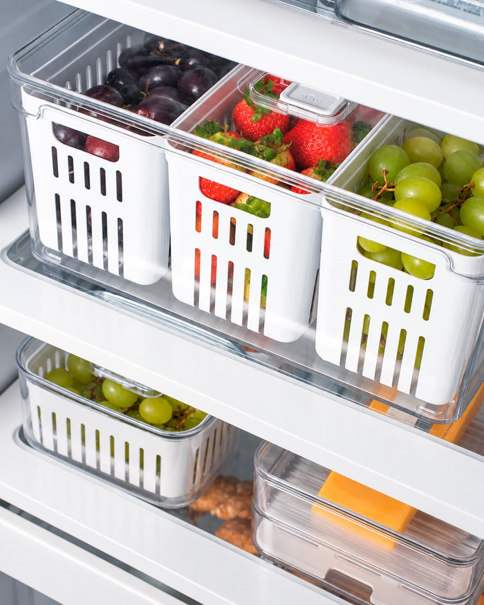 Gaveta de geladeira com frutas e legumes em organizadores