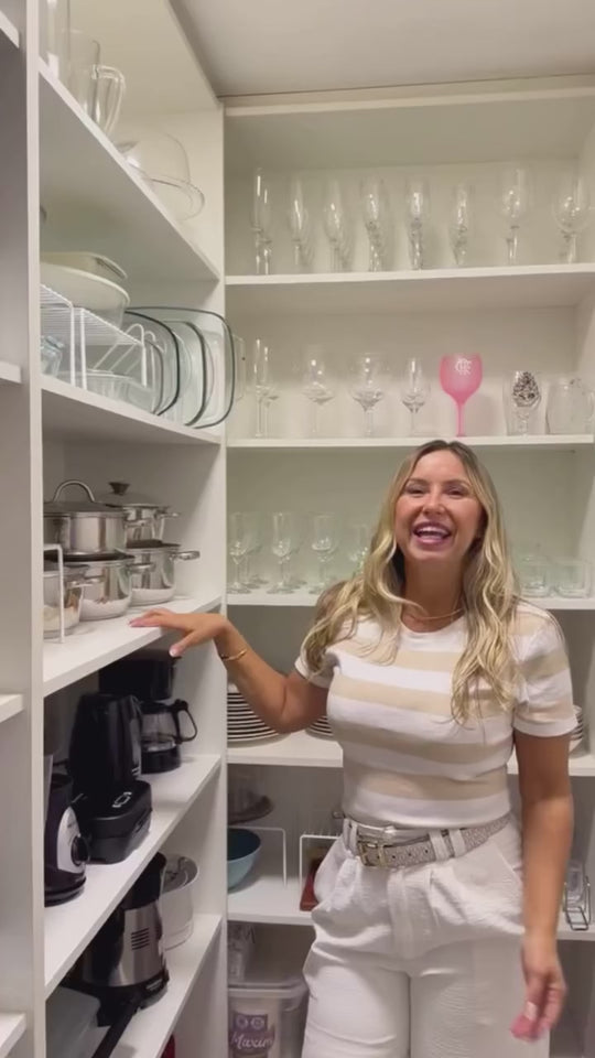 Janaína mostra prateleiras aramadas para organizar