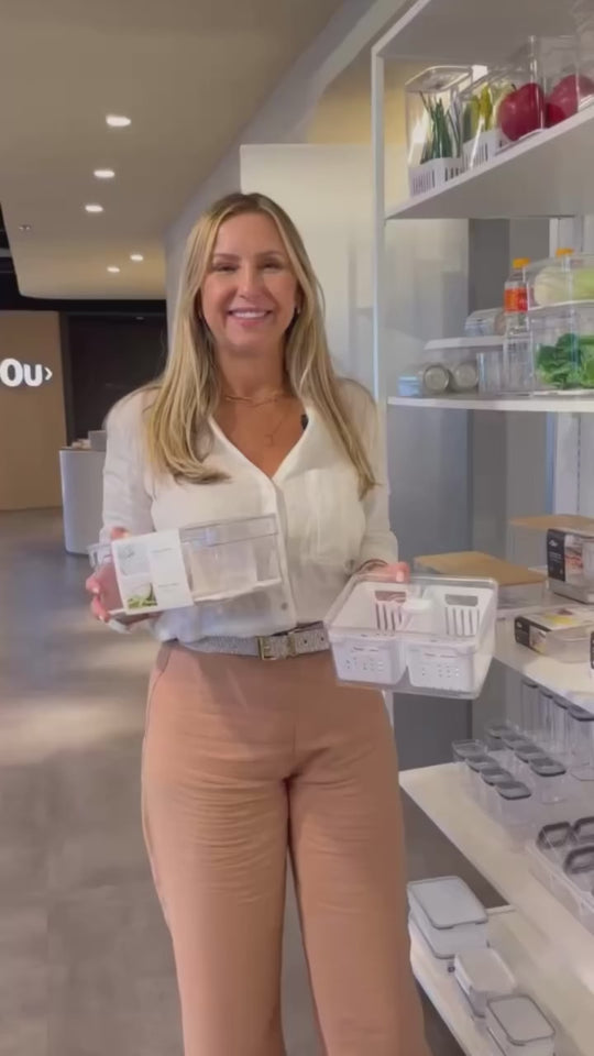 Janaína mostra organizadores para a geladeira